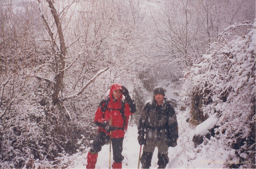 Quique y Joaquín llegando a Trevélez sin parar de nevar